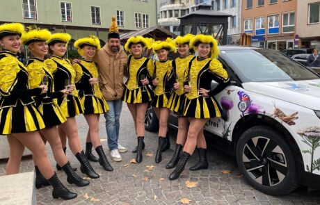 Promo Wagen: Brauereichef Oliver Plieschnig mit den Gardemädchen