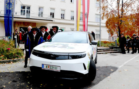 Promo Wagen: Die Stadtrichter zu Clagenfurth vor der Landesregierung