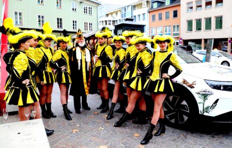 Promo Wagen: Die Villacher Gardemädchen mit Bruno Arendt, Präsident der Kärntner Faschingsgilden