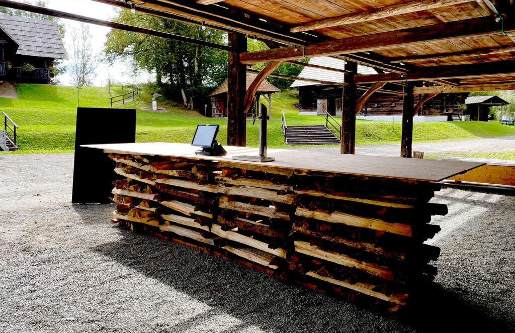 Stehtheke wie Holztriste in Harpfe