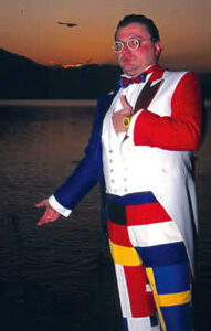 BUNT. Das ist sein Auftreten als Faschings-Generalintendant.