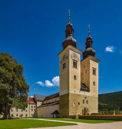 Dom zu Gurk - Westfassade und nördliches Seitenschiff